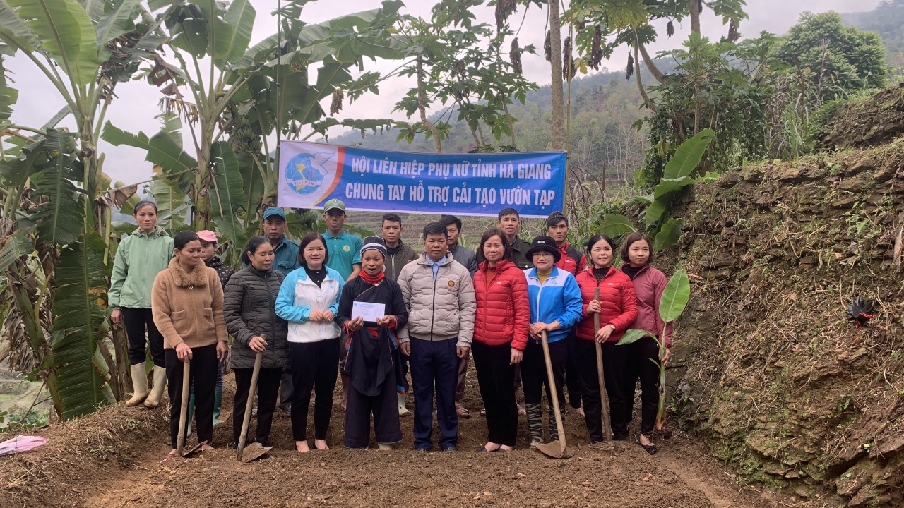 Hội LHPN tỉnh Hà Giang hỗ trợ thực hiện cải tạo vườn tạp  tại xã Bản Ngò